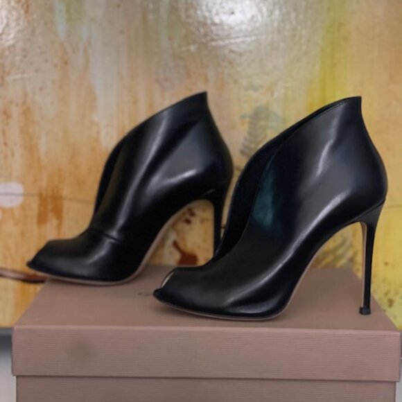 Gianvito Rossi Vamp Bootie Vitello Black Leather Heels 37.5 IT (Women's 7 1/2) - Picture 4 of 10